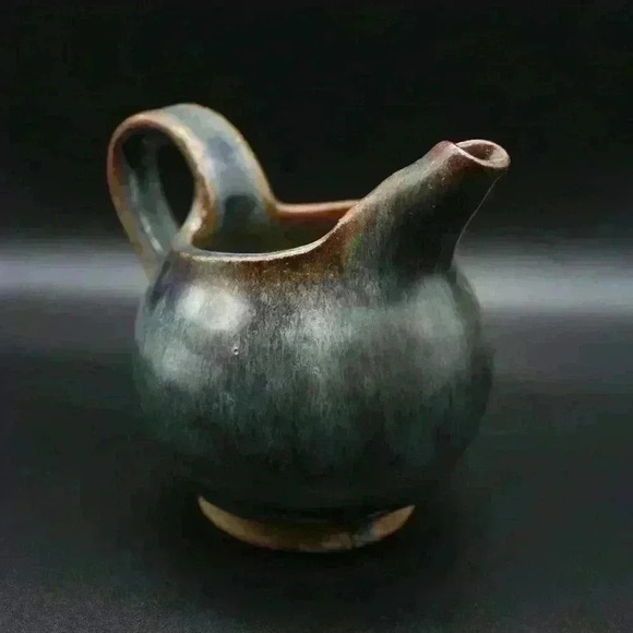 🔴💙VINTAGE CERAMIC CREAMER SIGNATURE UNDERSIDE AND BEAUTIFUL EARTHY COLORS - Picture 1 of 6